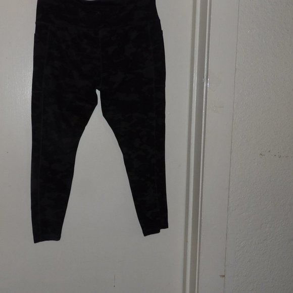 Danskin EUC Dark Camoflage Yoga Exercise Capri Pants Sz XL - Picture 5 of 8